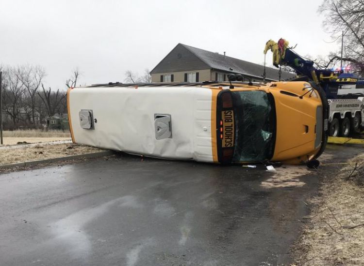 ΗΠΑ: Ανατροπή σχολικού λεωφορείου λόγω παγετού (ΒΙΝΤΕΟ)