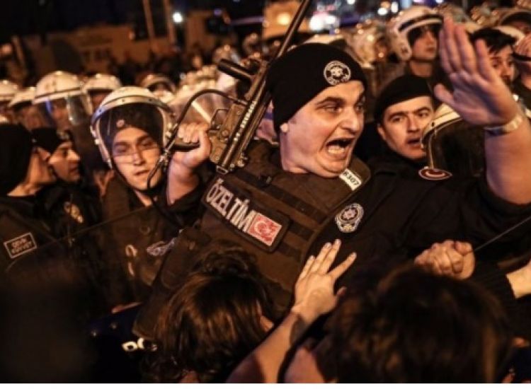 Τούρκοι Αστυνομικοί ξυλοκοπούν γυναίκες τη Διεθνή Ημέρα της Γυναίκας (ΒΙΝΤΕΟ)