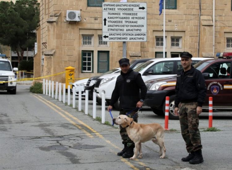 Κύπρος: Έριξε από τον τρίτο όροφο σκυλάκι και το σκότωσε γιατί τσακώθηκε με τη φίλη του