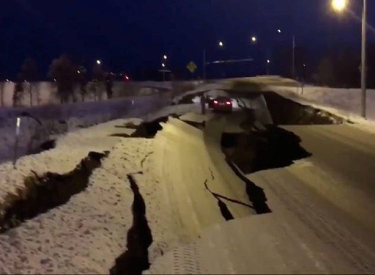 Eικόνες αποκάλυψης μετά το μεγάλο σεισμό στην Αλάσκα… Άνοιξαν στα δύο οι δρόμοι (pics-videos)