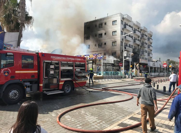 Πυρκαγιά Πρωταράς: Το εστιατόριο κάηκε ολοσχερώς! (photos)