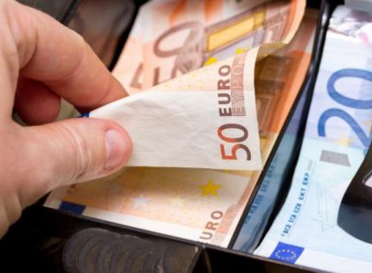 Παραλίμνι: Έκλεψε 600 ευρώ απο την ταμειακή της καφετέριας και καταζητείται