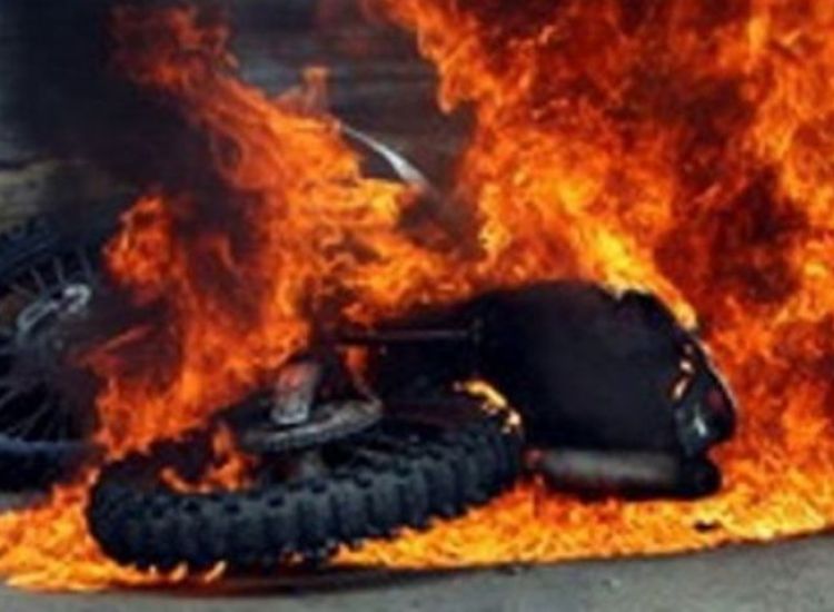 Αυτοκινητόδρομος Λάρνακας - Αγίας Νάπας: Μοτοσικλέτα τυλίχθηκε στις φλόγες