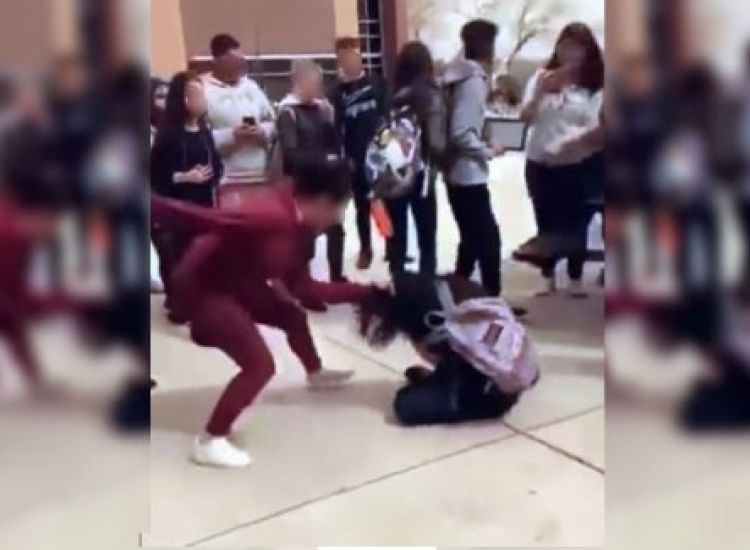 ΒΙΝΤΕΟ: Καβγάς μεταξύ μαθητριών σε σχολικό λεωφορείο