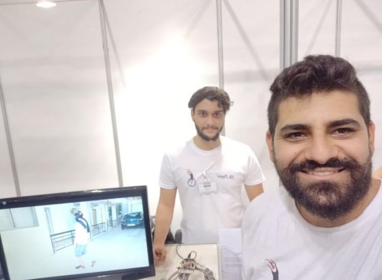 Κύπρος: Οι δύο 26χρονοι που εφηύραν συσκευή που βοηθά τους τυφλούς