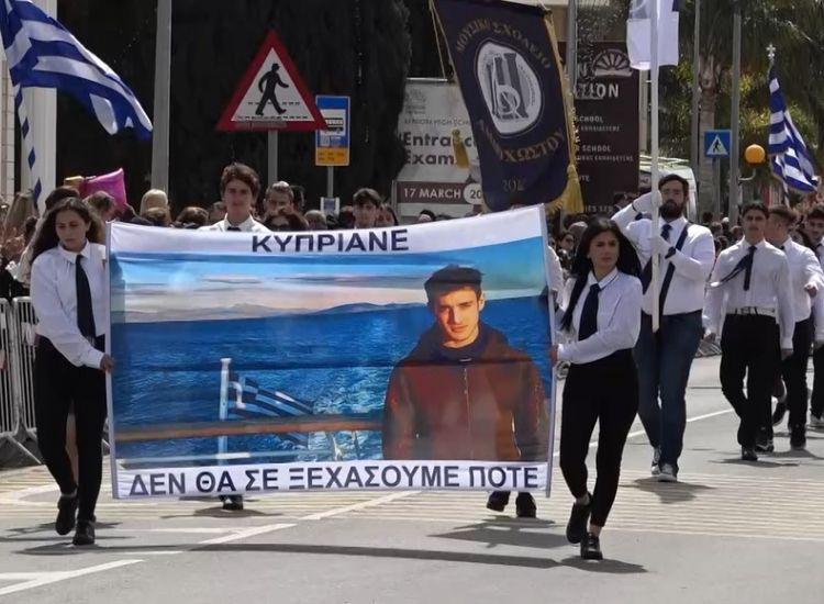 Παραλίμνι - Συγκίνησαν οι μαθητές στην παρέλαση: «Κυπριανέ δεν θα σε ξεχάσουμε ποτέ» (Βίντεο)