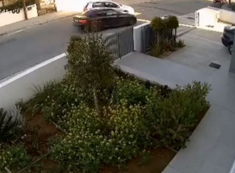 Βίντεο - σοκ: Οδηγός «γκαζώνει» σε κατοικημένη περιοχή