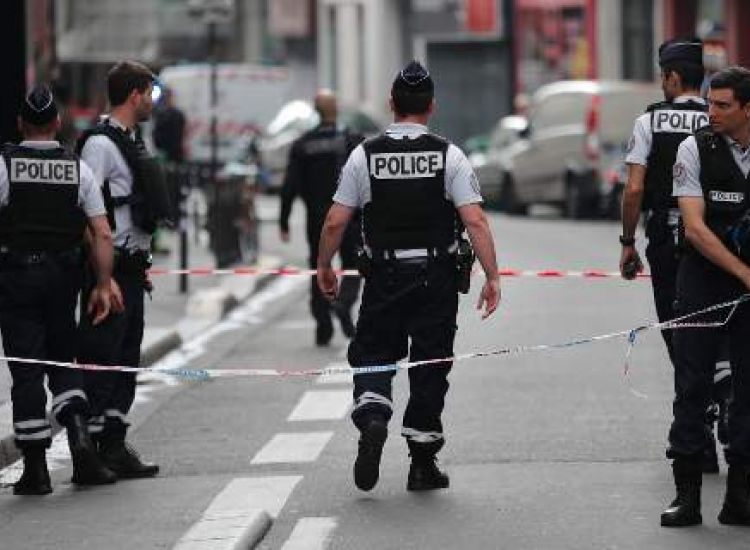 Επίθεση στο Παρίσι: Ο δράστης σκότωσε μητέρα και αδελφή, το ISIS ανέλαβε την ευθύνη