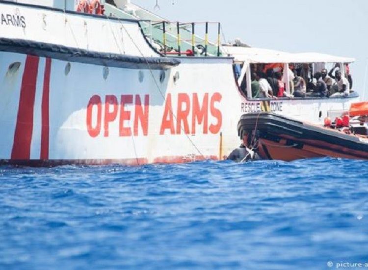 Open Arms: Απελπισμένοι μετανάστες πέφτουν στη θάλασσα