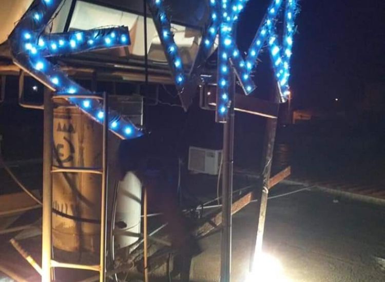 BINTEO: Με φωτοβολίδες και πυροτεχνήματα γιόρτασαν στο Λιοπέτρι την 1η Απριλίου
