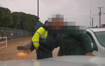 Πρωταράς: Η στιγμή που αστυνομικός απεγκλωβίζει γυναίκα οδηγό (βίντεο)