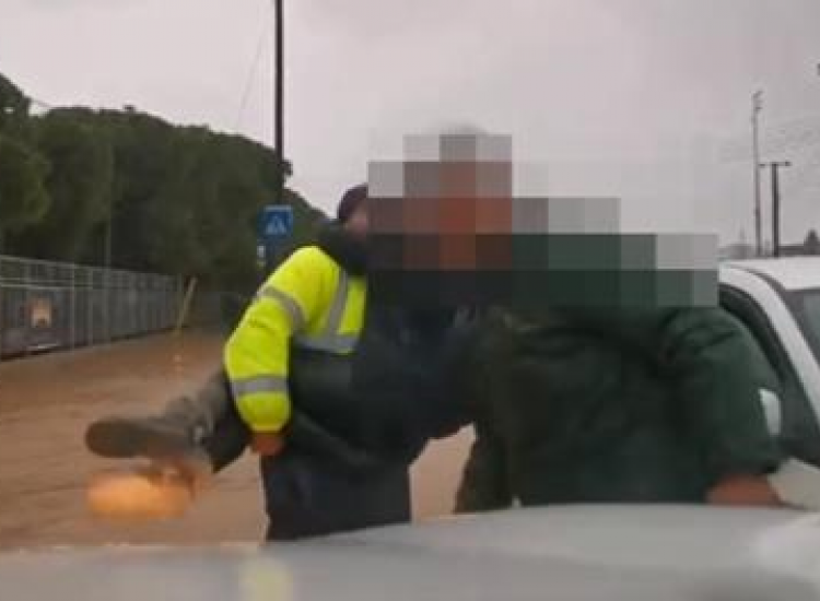 Πρωταράς: Η στιγμή που αστυνομικός απεγκλωβίζει γυναίκα οδηγό (βίντεο)