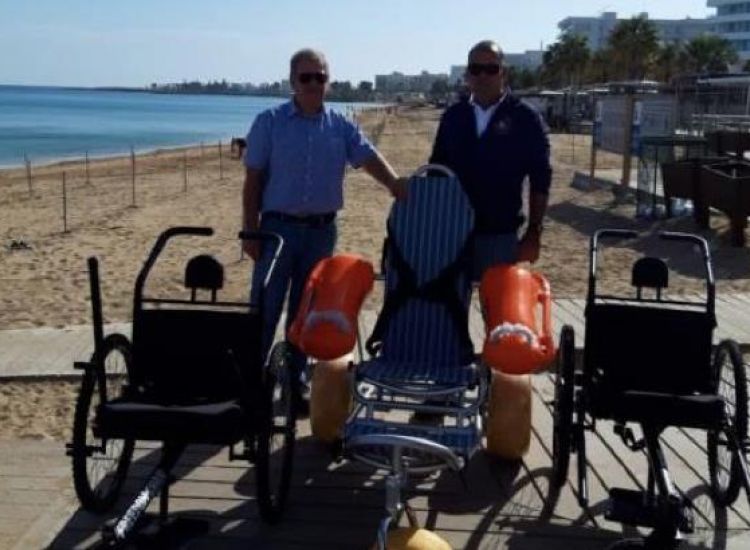 Παραλιμνι:Τροχοκαθίσματα παραλίας για άτομα με αναπηρία παρέλαβε ο Δήμος