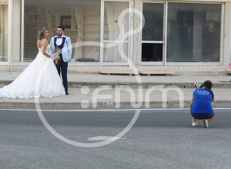 Τουρκοκύπριοι παντρεύτηκαν και φωτογραφήθηκαν στην περίκλειστη πόλη της Αμμοχώστου