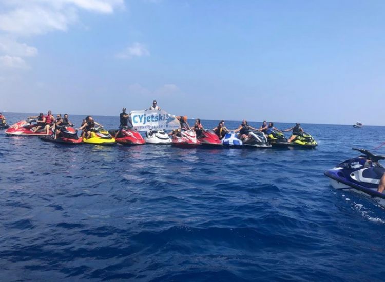 Πρωταράς: Καρέ καρέ η εκδήλωση με jet ski που «προκάλεσε» τουρκικά πλοία