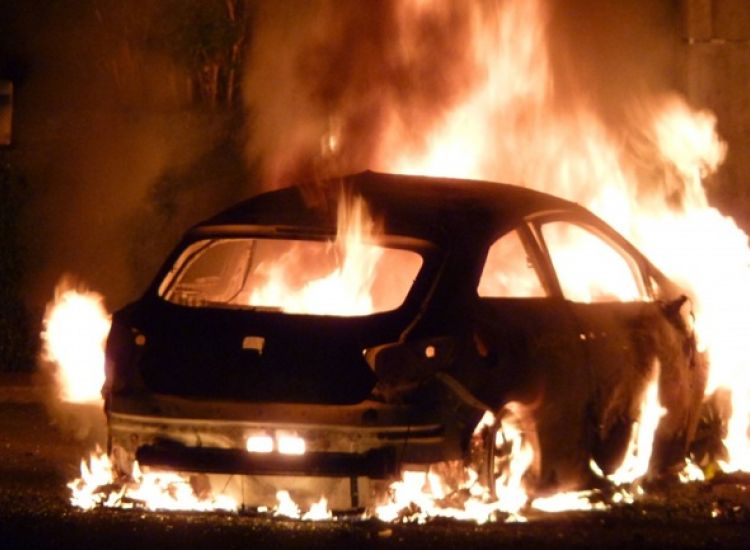 Στις φλόγες όχημα ταξί στο Λιοπέτρι-Στο σημείο Πυροσβεστική