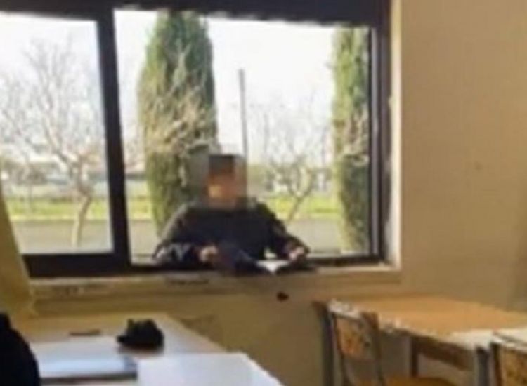 Μαθητής αρνήθηκε να υποβληθεί σε τεστ και παρακολούθησε το μάθημα από το... παράθυρο (pic)