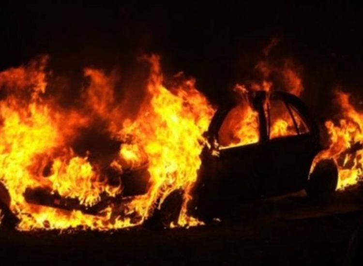 Νυχτοβάτες έκαψαν όχημα στη Δεκέλεια
