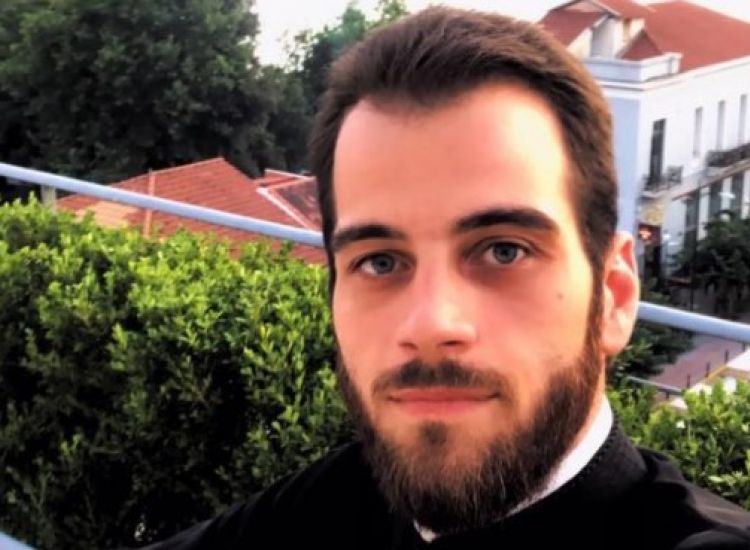 «Σκάσε επιτέλους»! Η αποστομωτική απάντηση νεαρού ιερέα από την Καλαμάτα στον Αμβρόσιο